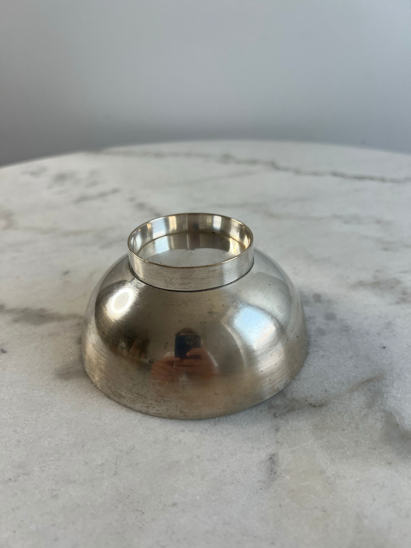 Silver-plated metal bowl — Sleek shape on a stand, modernist style
