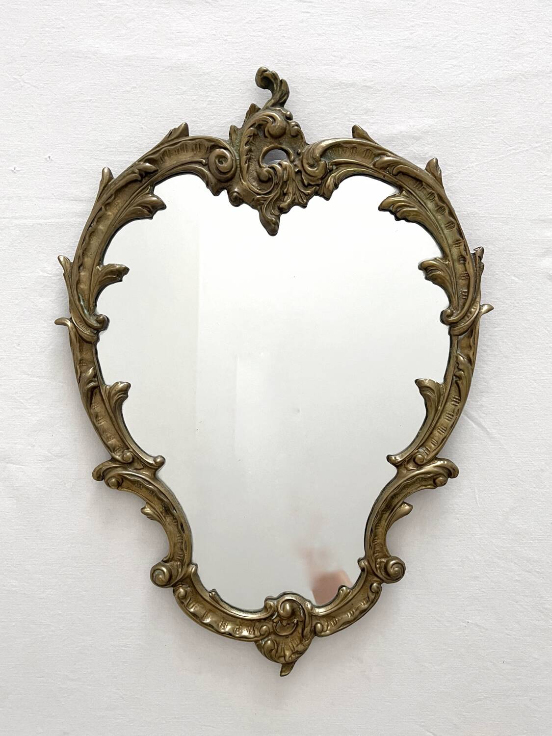 Miroir classique rocaille en laiton doré vintage