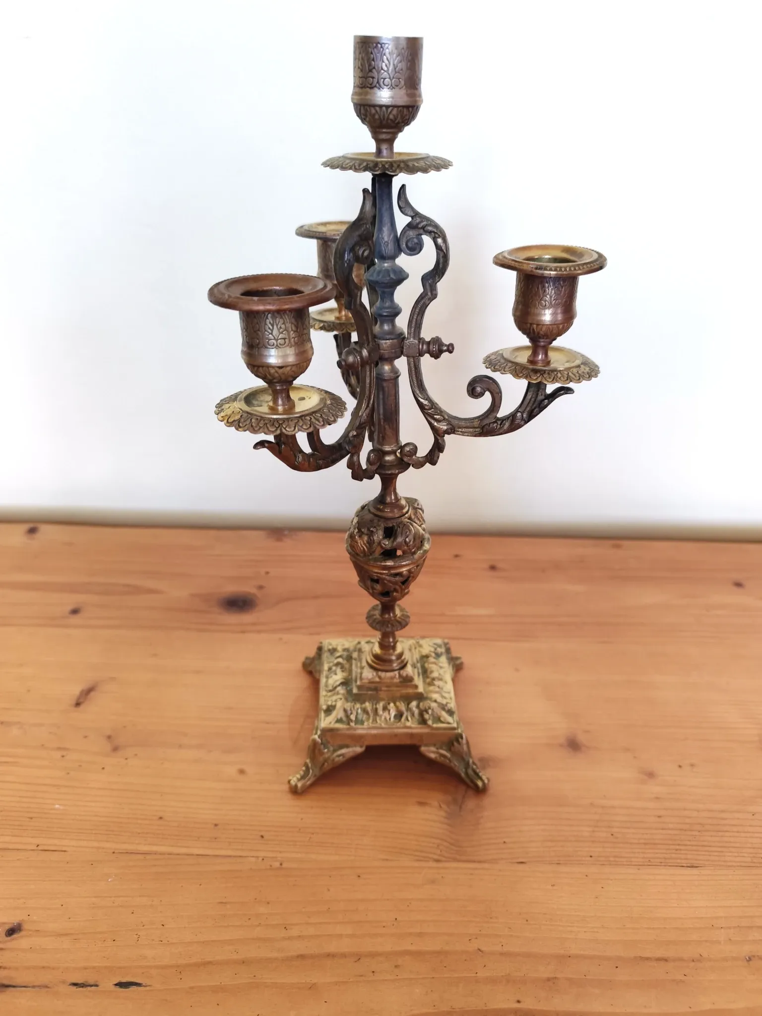 four-light candelabrum in chiselled brass from the 19th century
