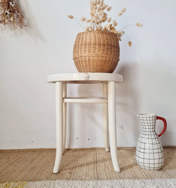 Tabouret vintage en bois courbé blanc et assise en cannage – Esprit Thonet