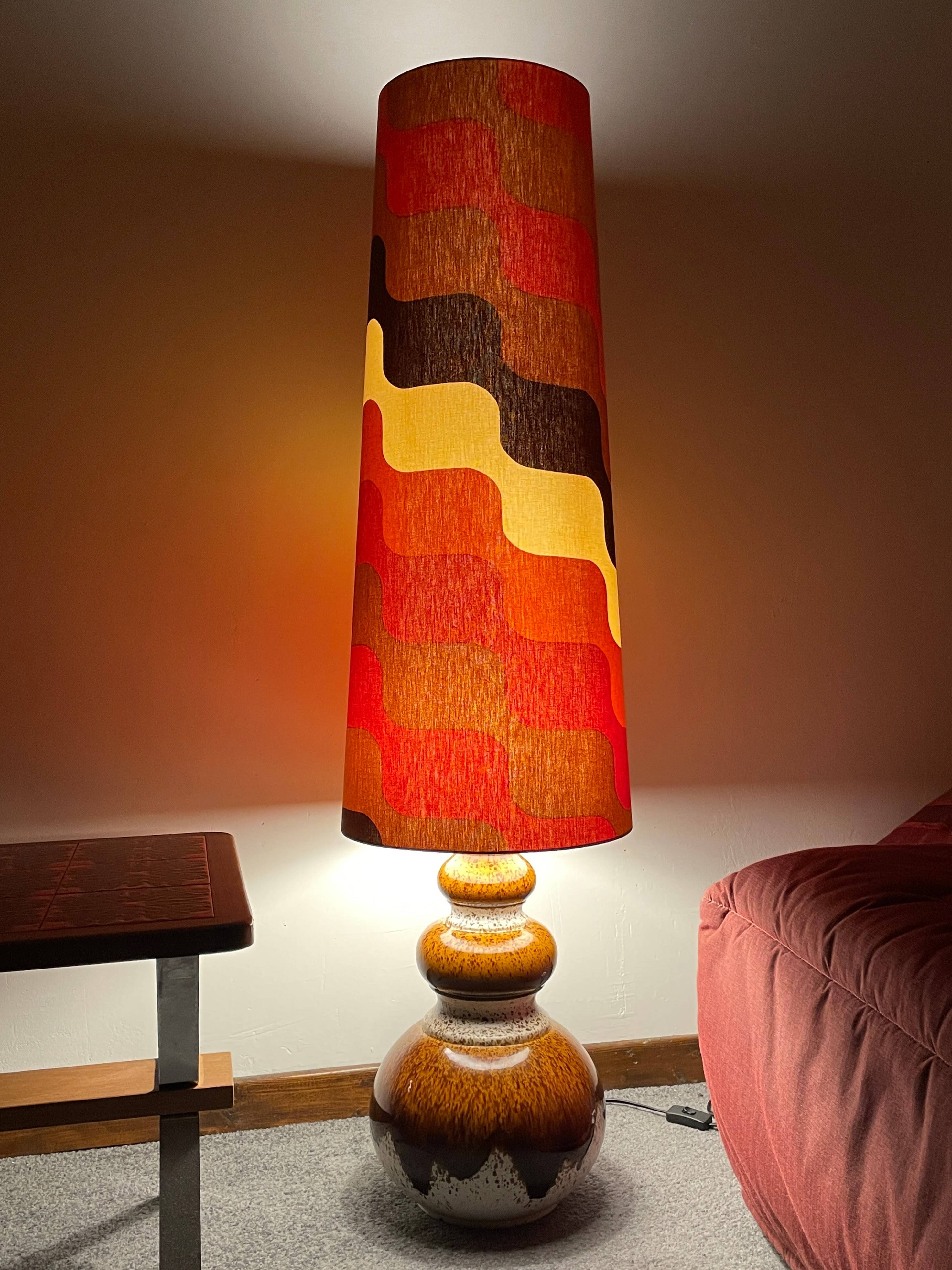 Vibration floor lamp - vintage 1970's