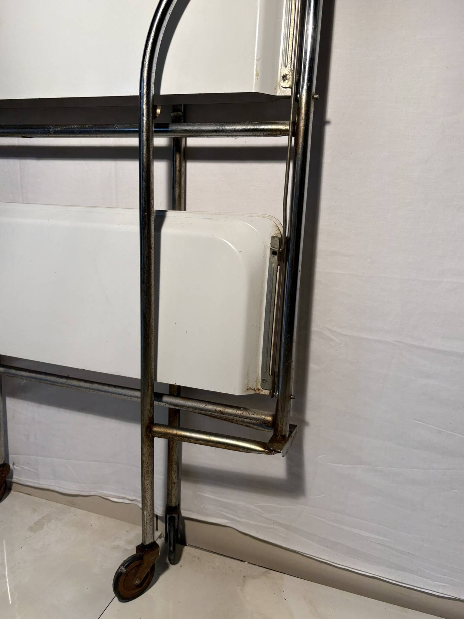 Vintage folding trolley in chromed metal and enamelled trays