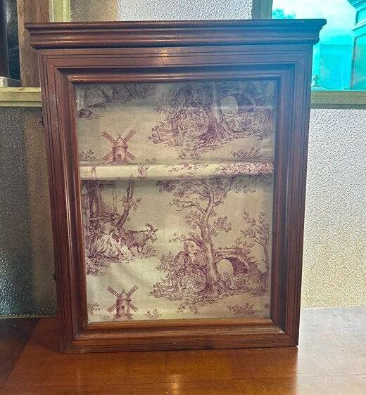 Vitrine murale en bois et toile de Jouy