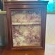 Vitrine murale en bois et toile de Jouy