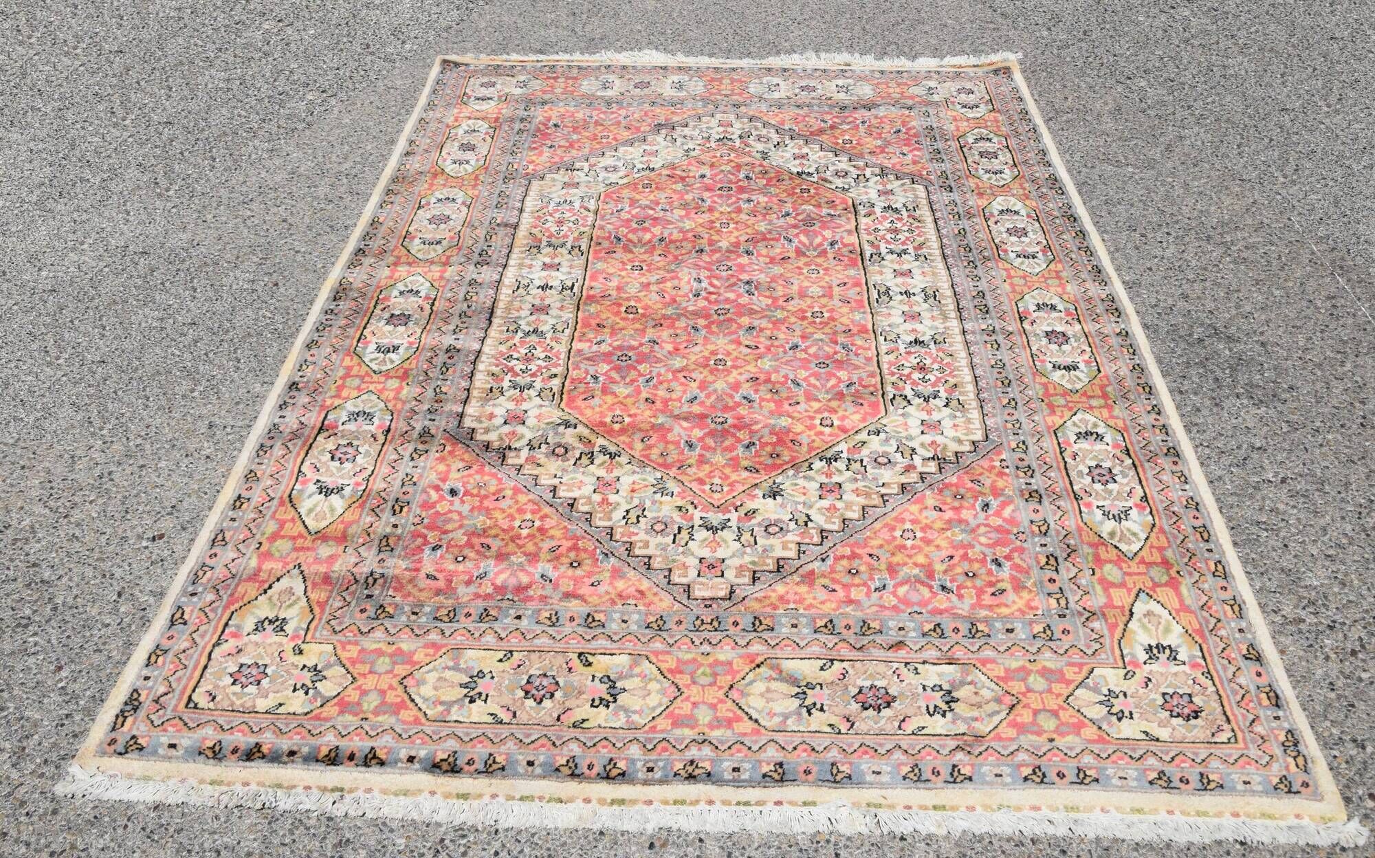 Jihangie wool and silk oriental carpet : 1.28 x 1.90 m