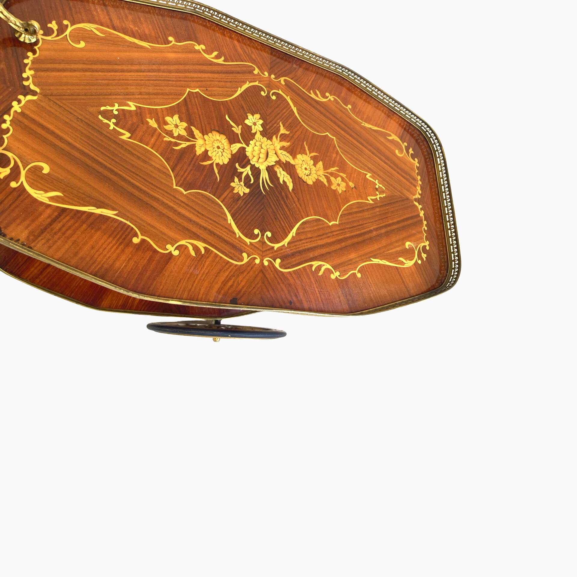 Chariot de bar en marqueterie de style Hollywood Regency italien présente des motifs floraux complexes.