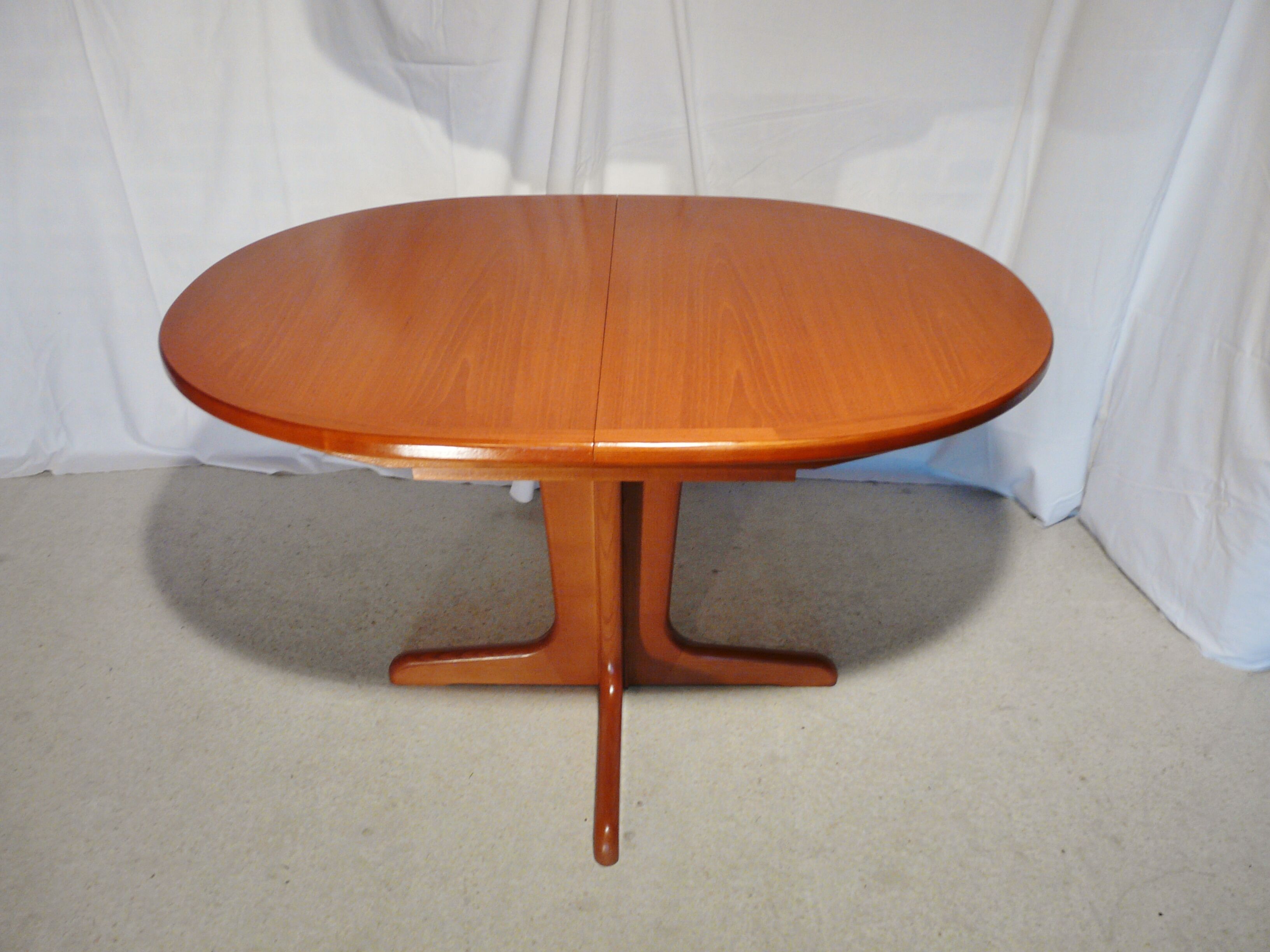 Scandinavian extendable oblong table in G Plan teak