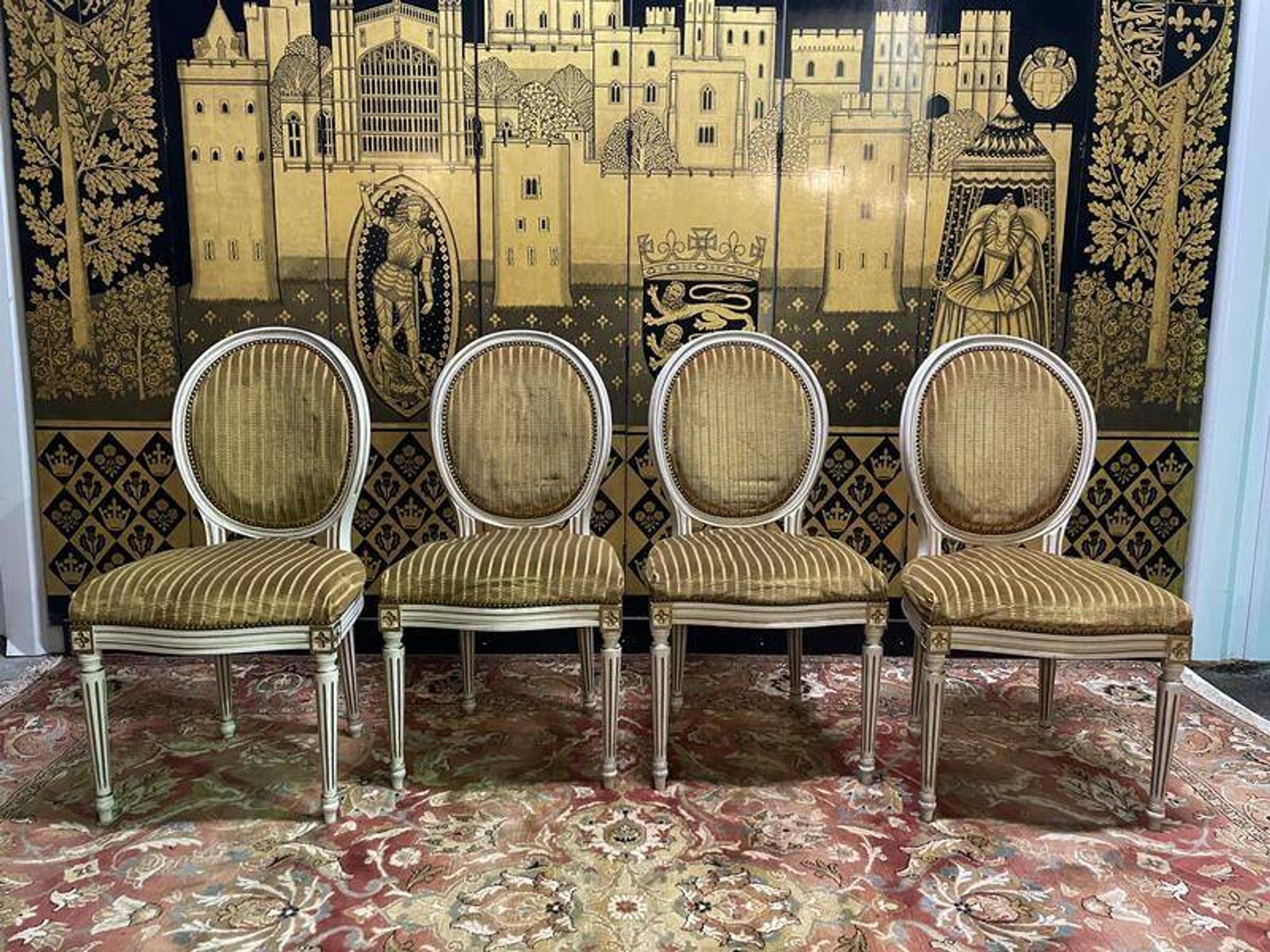 Suite de 4 chaises médaillons de style Louis XVI