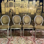 Suite de 4 chaises médaillons de style Louis XVI