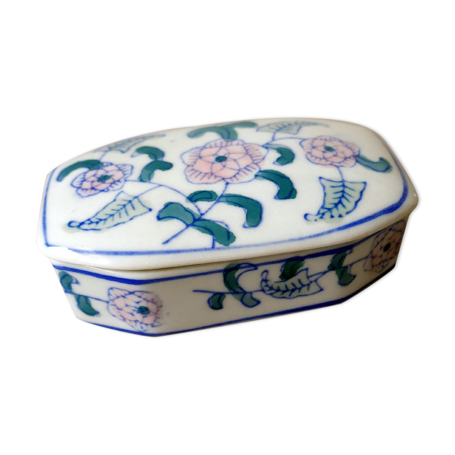 White ceramic box with stylized flower decoration Dimensions: H3 x L8 x P5