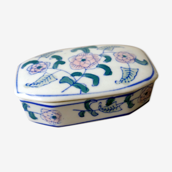 Boîte en céramique blanche avec décor fleurs stylisées   Dimensions : H3 x L8 x P5