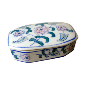 White ceramic box with stylized flower decoration Dimensions: H3 x L8 x P5