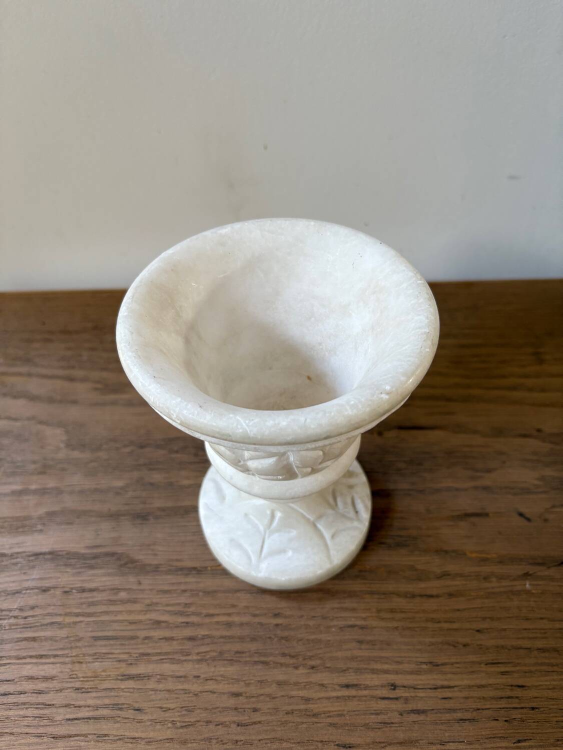 Vase en albâtre sculpté vintage