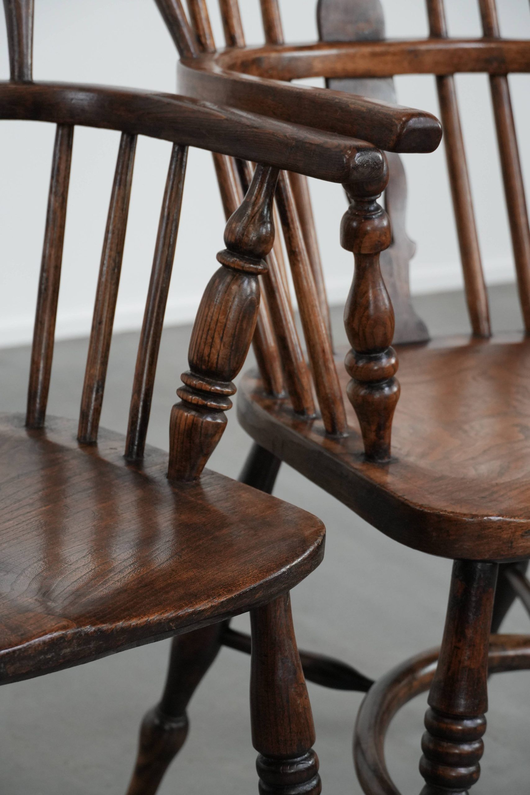 Ensemble de 6 magnifiques chaises Windsor anglaises anciennes avec une belle patine.
