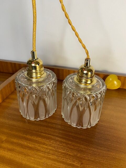 Chiseled glass suspension