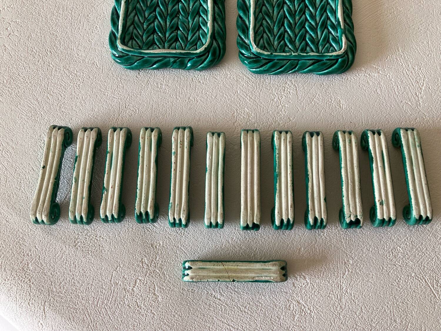 Table set in green Vallauris woven Barbotine