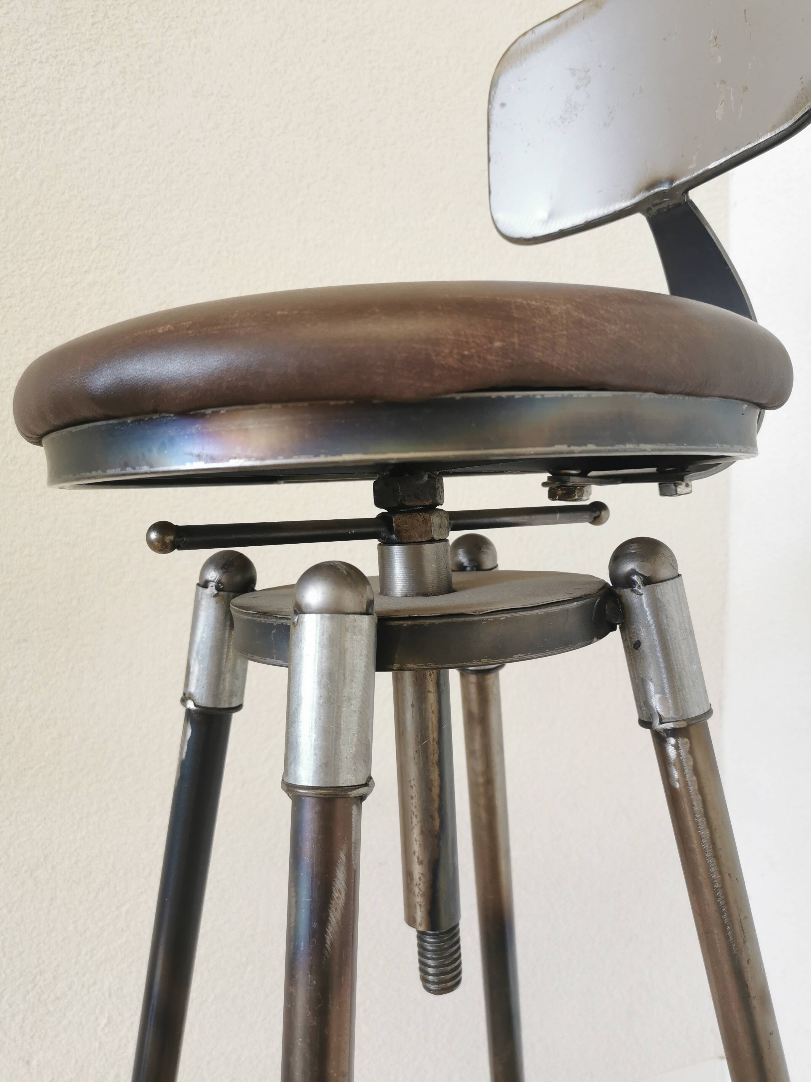 Chaise de bar vintage en métal faite à la main : siège pivotant en cuir à hauteur réglable