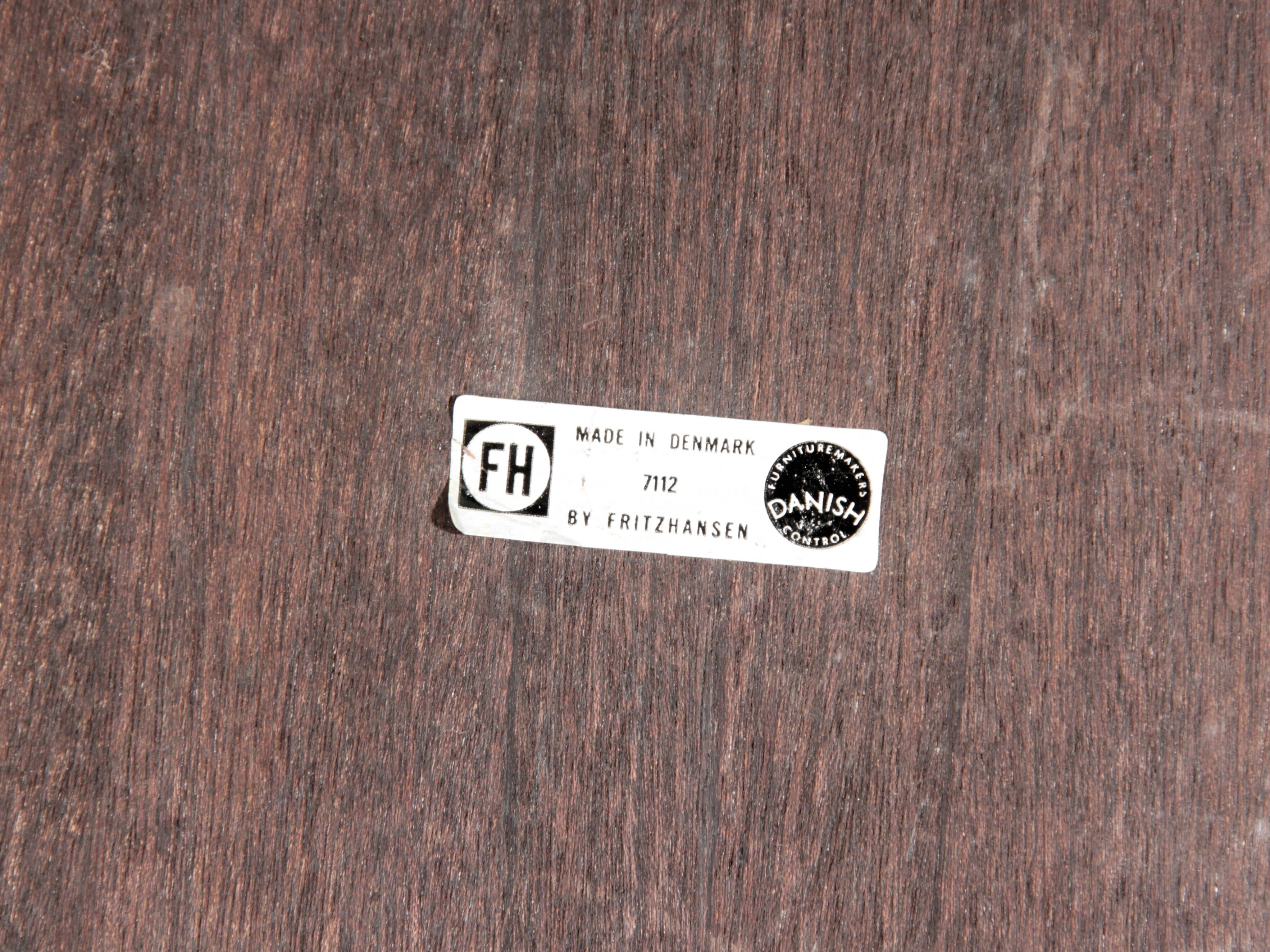 Scandinavian Super-ellipse table in Rio rosewood. 4 people.