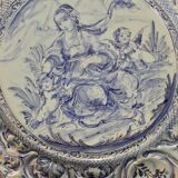 Plat creux rond en faïence bleue diamètre 48 cm signé