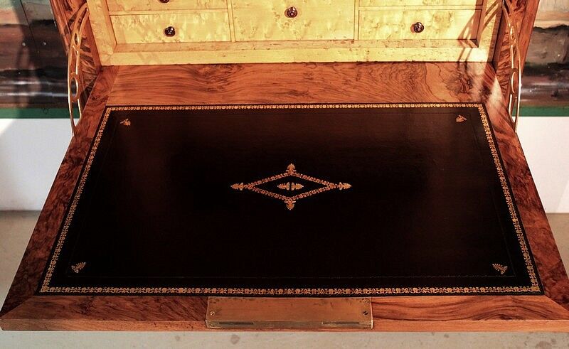 Secretary Louis Philippe in walnut, XIX