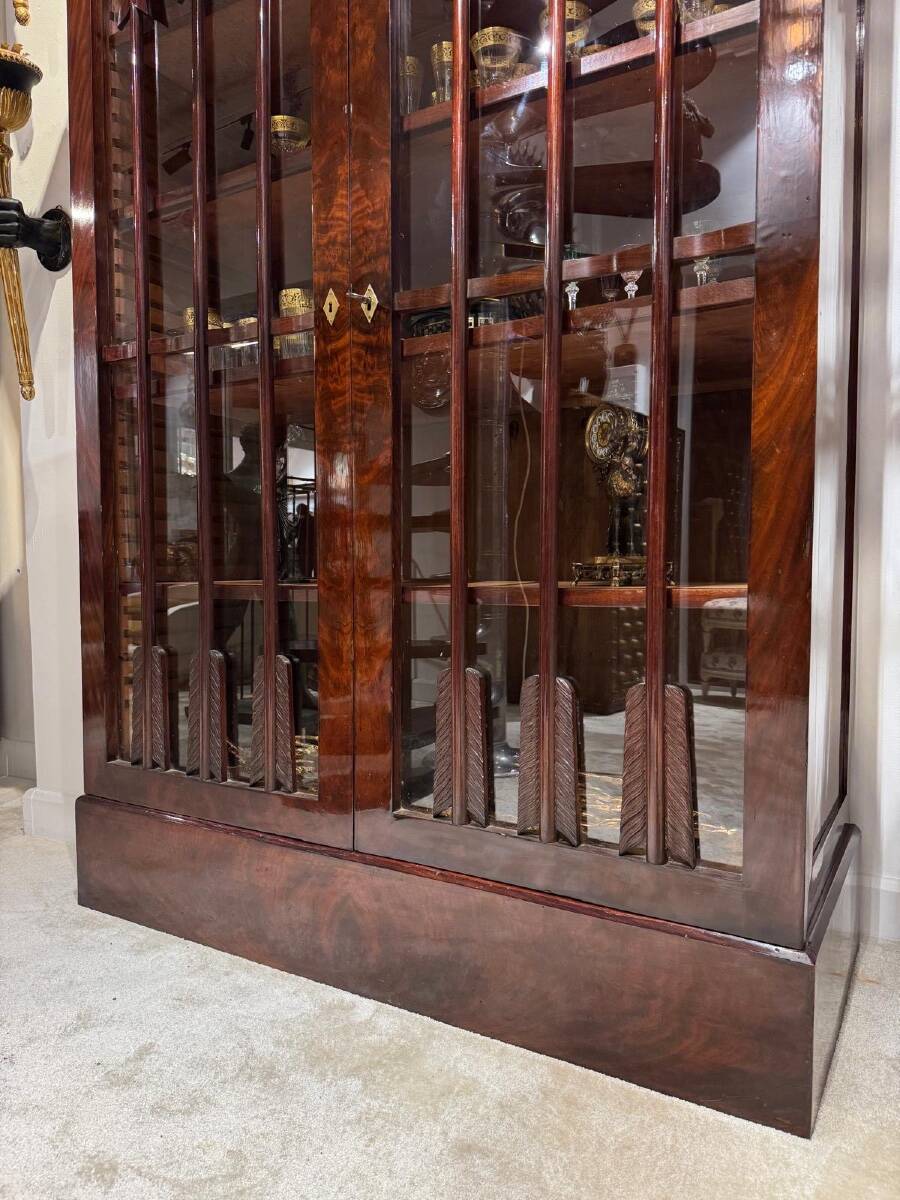 Pair of Empire period mahogany bookcases with flame pattern from the 19th century.