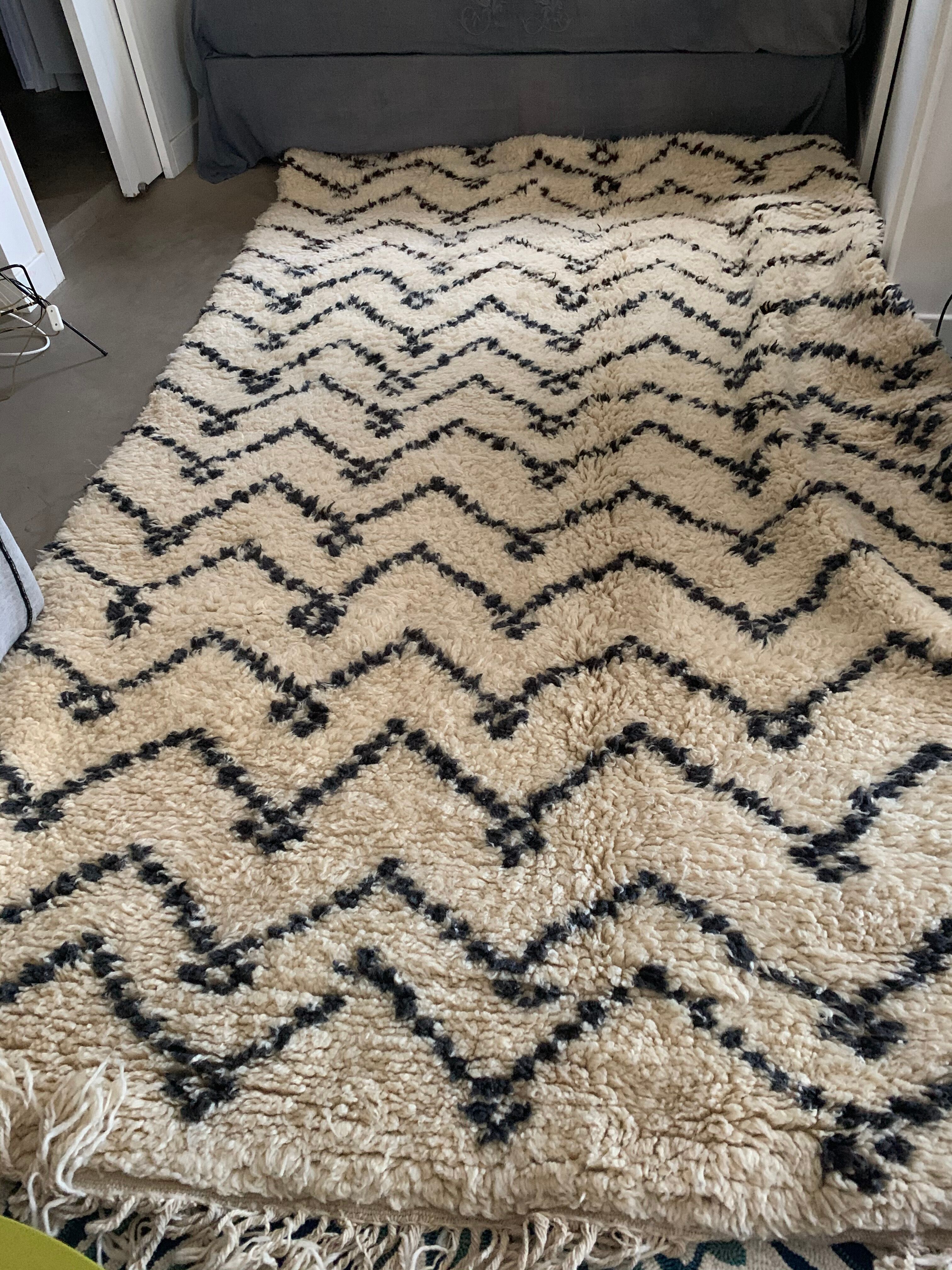Berber carpet Beni Ouarain ecru and black, 325 x 202 cm