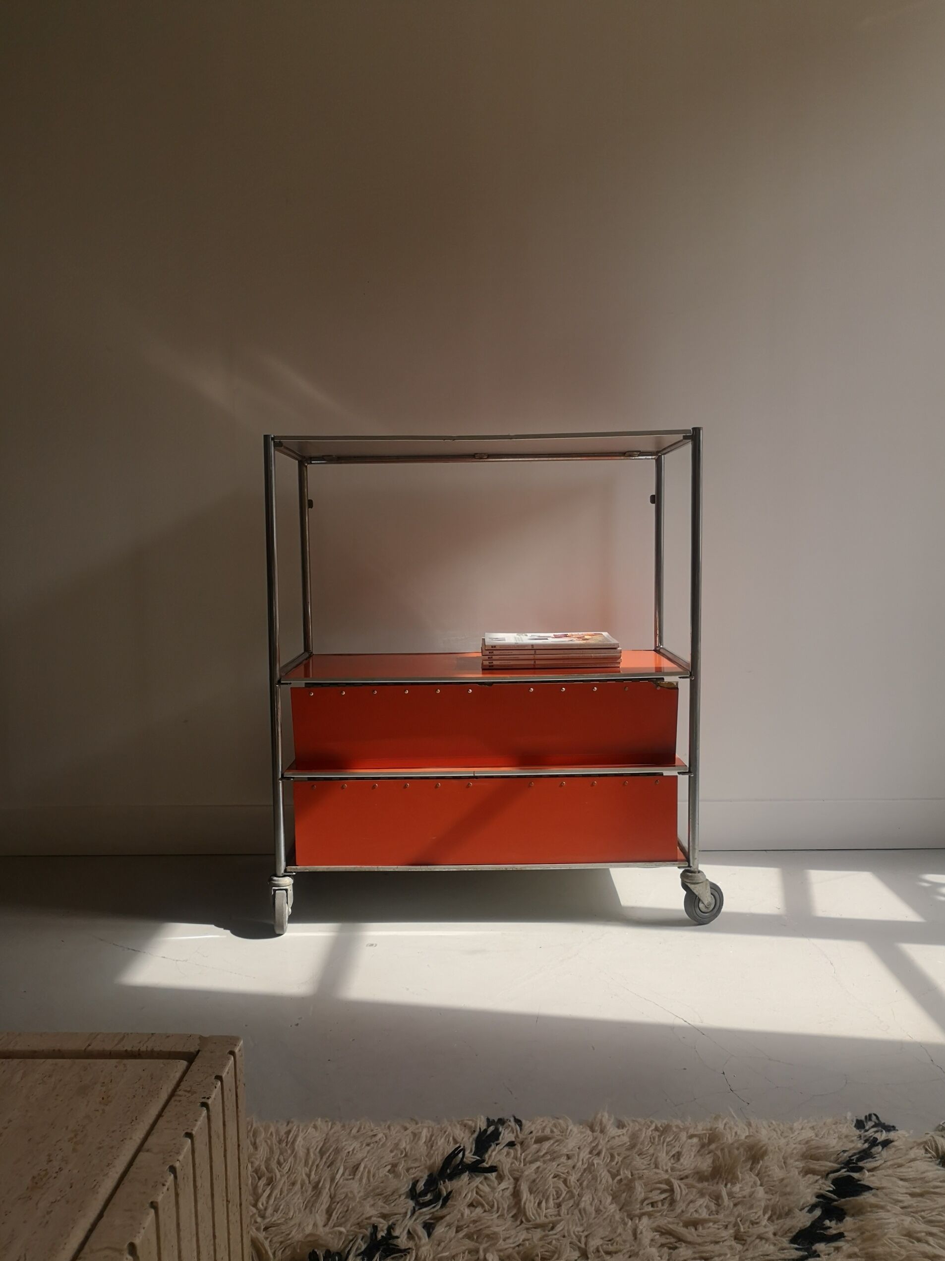 Desserte bibliothèque à roulette en metal chromé industrielle