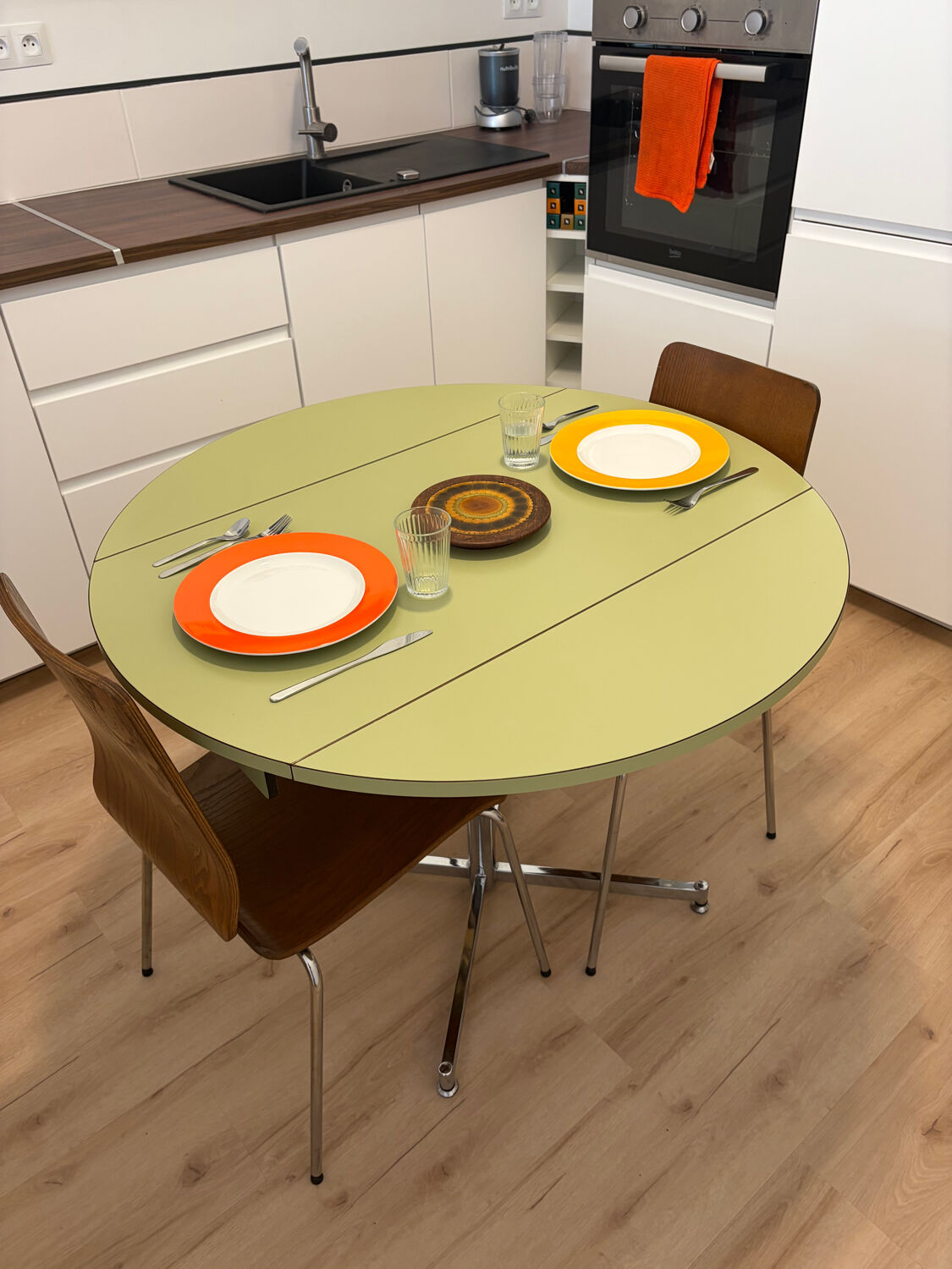 Round extendable folding Formica table with metal legs from the 50s/60s in green.