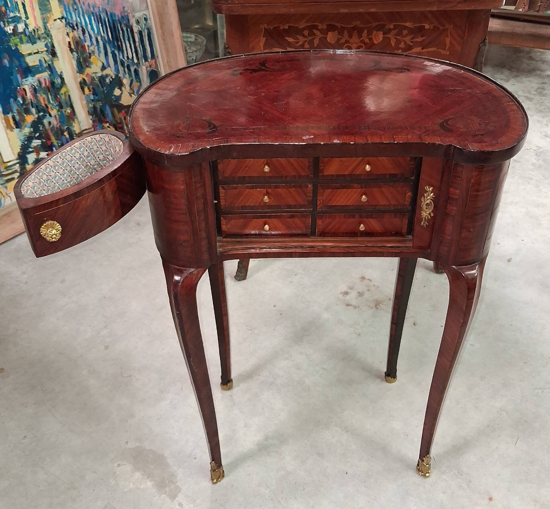 Lady's Commode in Marquetry, Louis XV style, work of the 20th century.