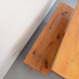 Suite d’une table et de 2 bancs en sapin, années 60