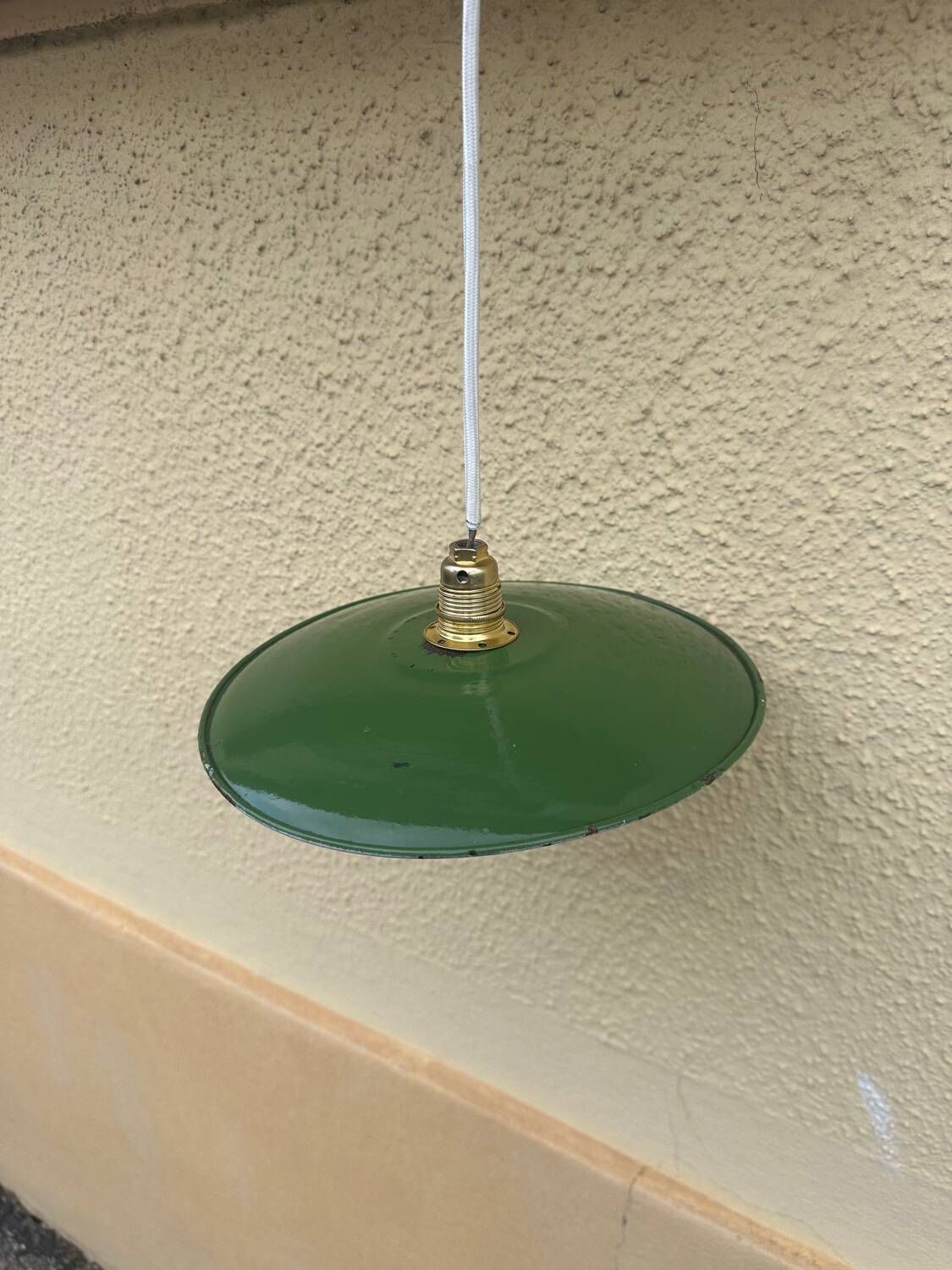 Vintage lampshade in green and white enamelled sheet metal with LED electricity