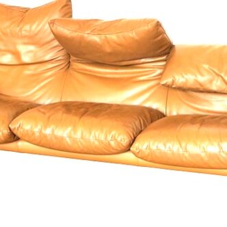 Maranlunga Cassina sofa by Vico Magistretti in leather