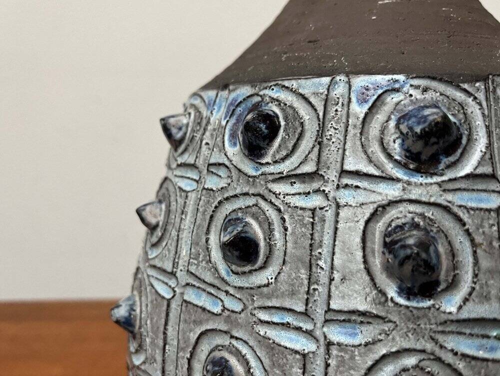 Mid-century modern studio pottery table lamp by Jette Hellerøe, 1960s.