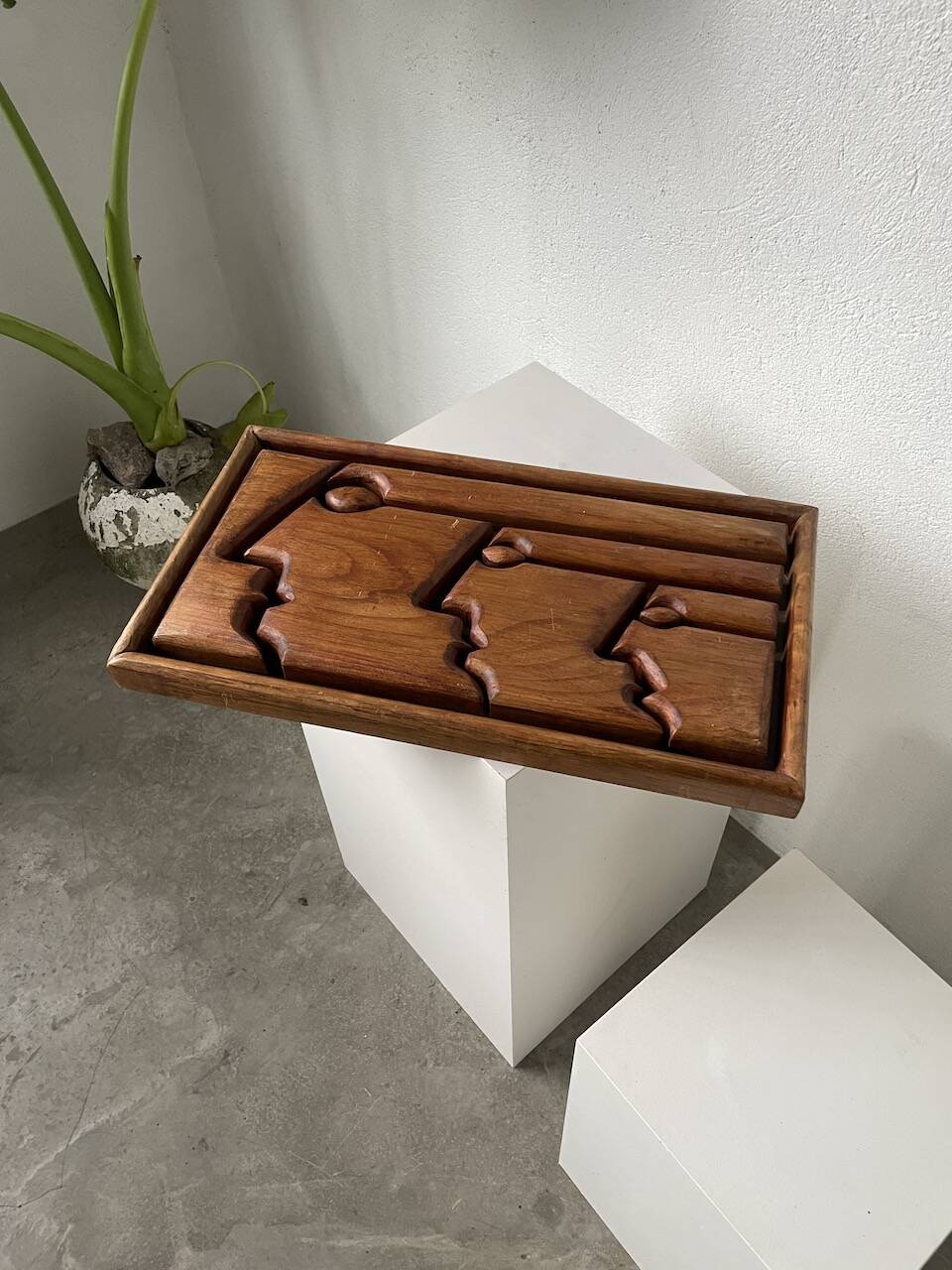 Bas relief cadre bois motifs visages