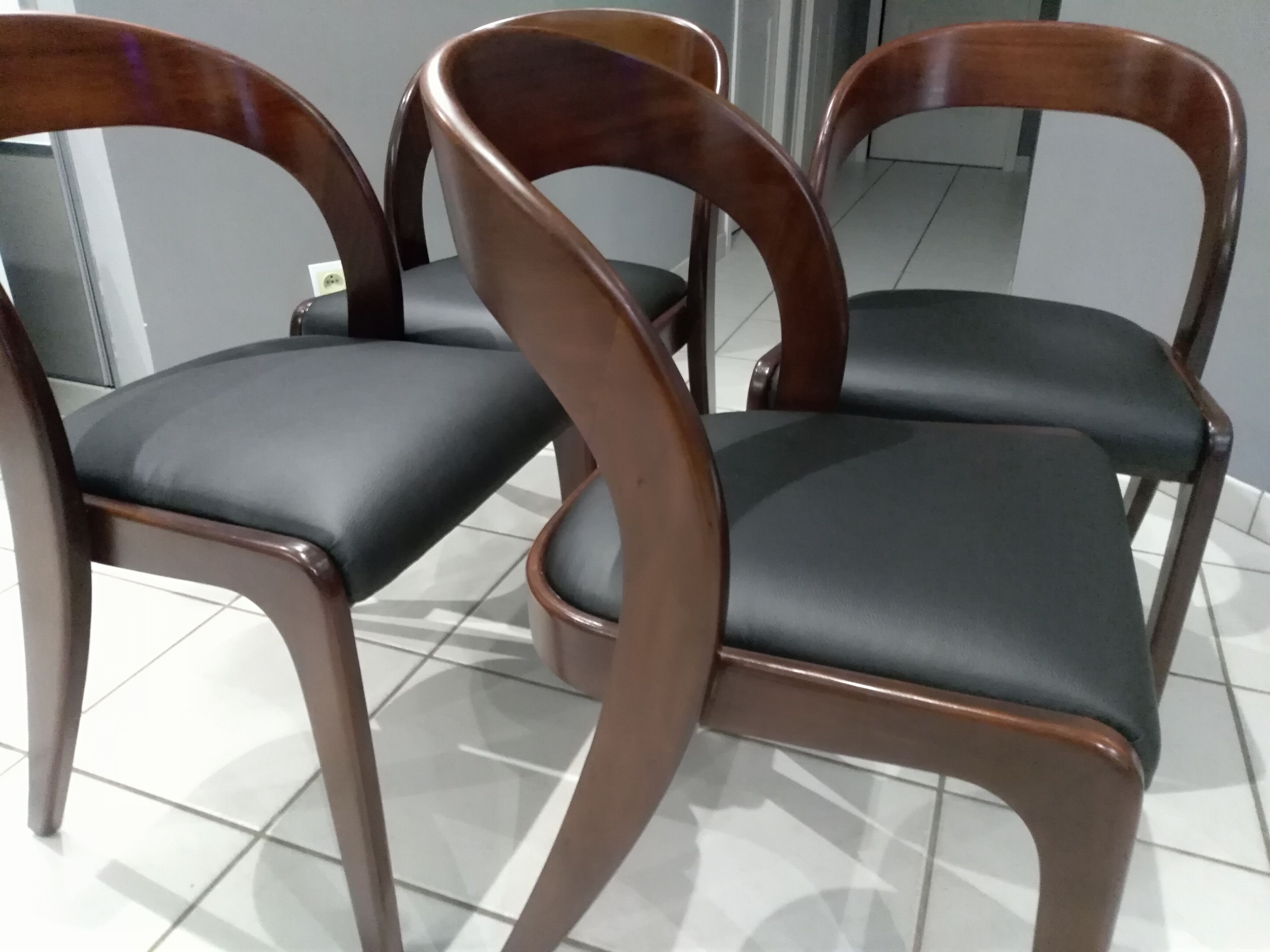 Suite de 4 Chaises a manger Baumann modèle " Gondole" années 1970
