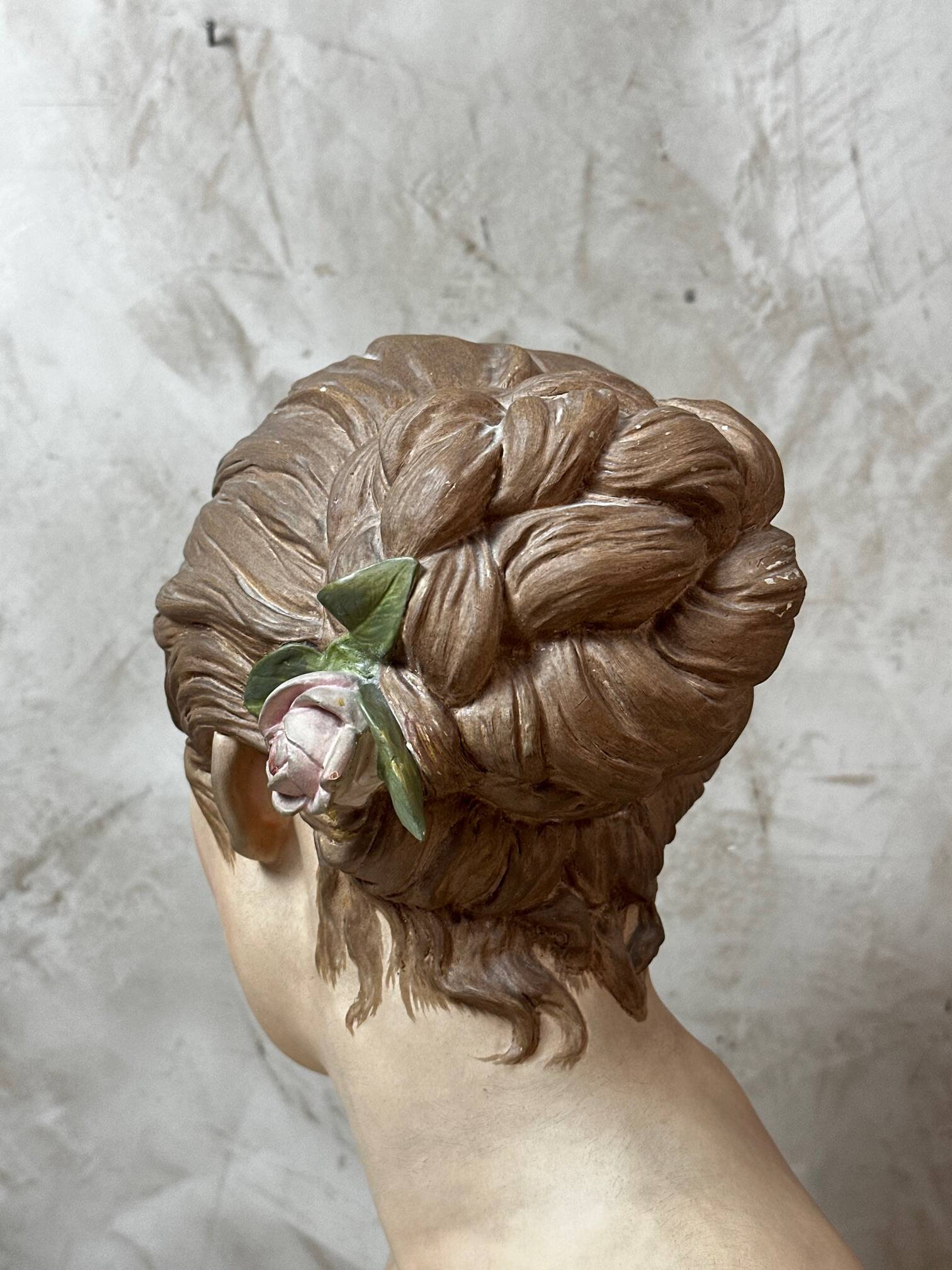Buste de femme en platre
