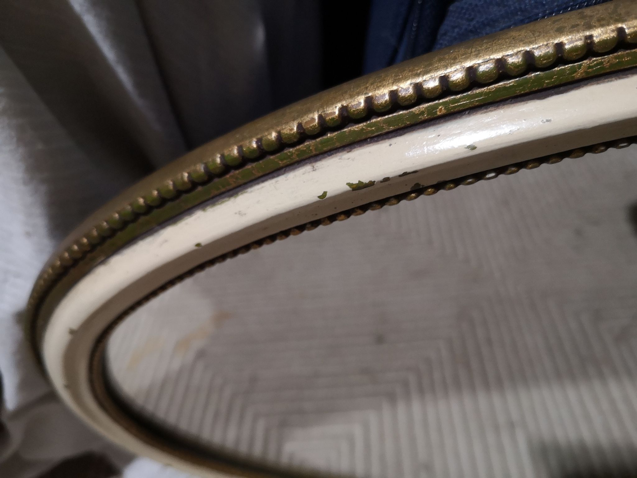Ancien miroir ovale guilloché doré et peint