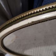Ancien miroir ovale guilloché doré et peint