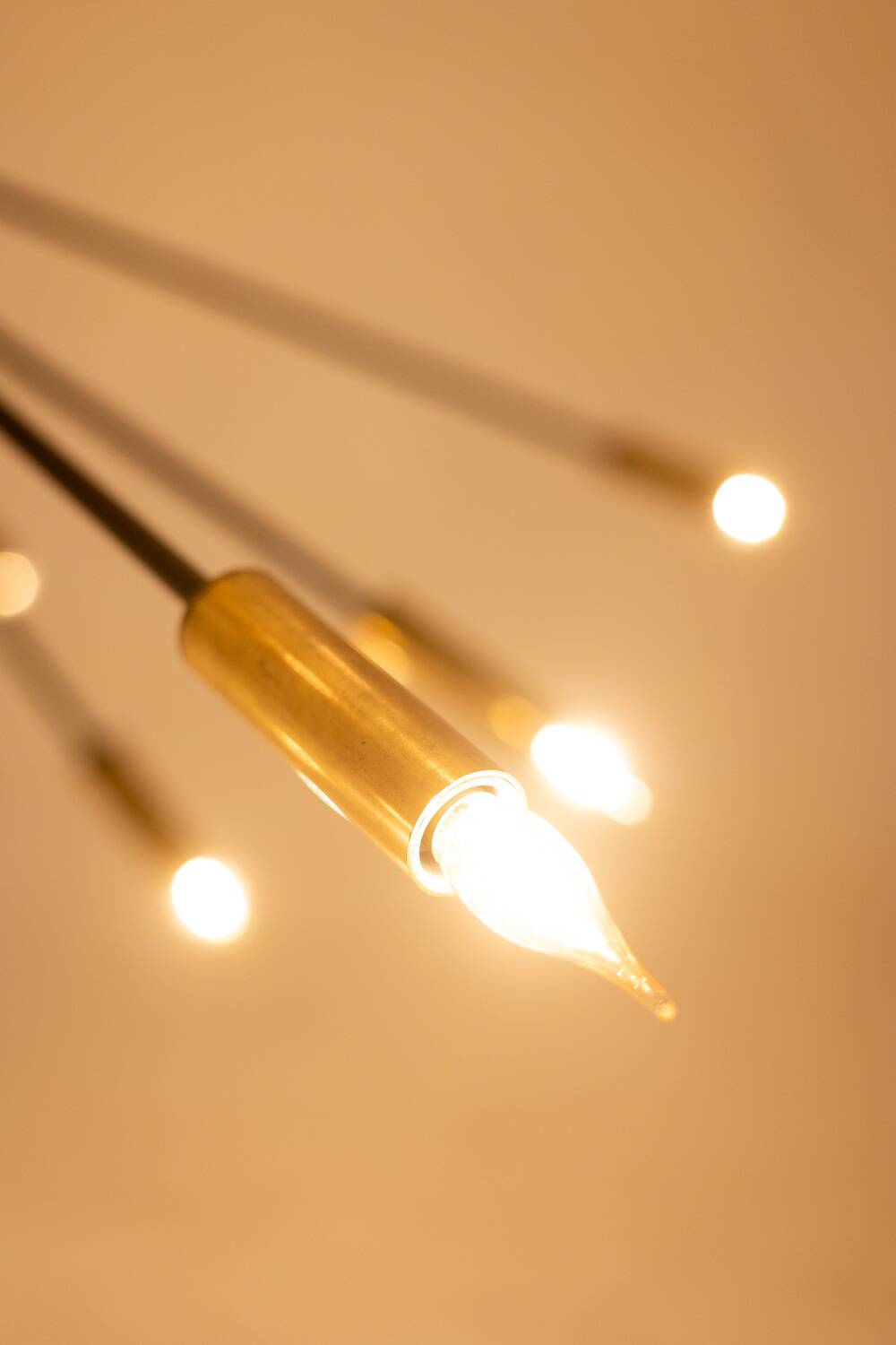 Sputnik-shaped chandelier in patinated gold-plated brass and black lacquer. Contemporary.