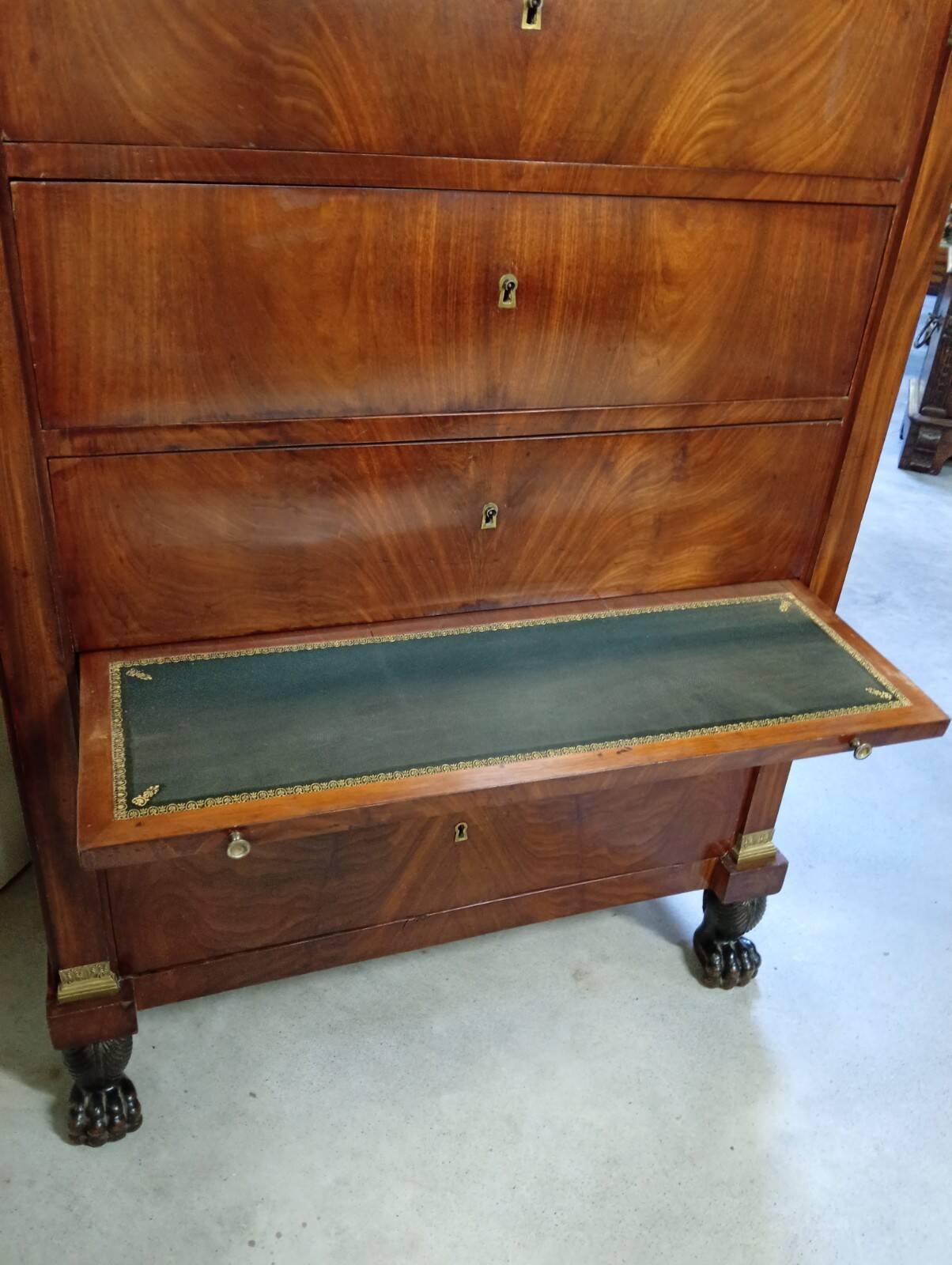 Mahogany chest of drawers – Empire / Restoration period – Black marble and bronze