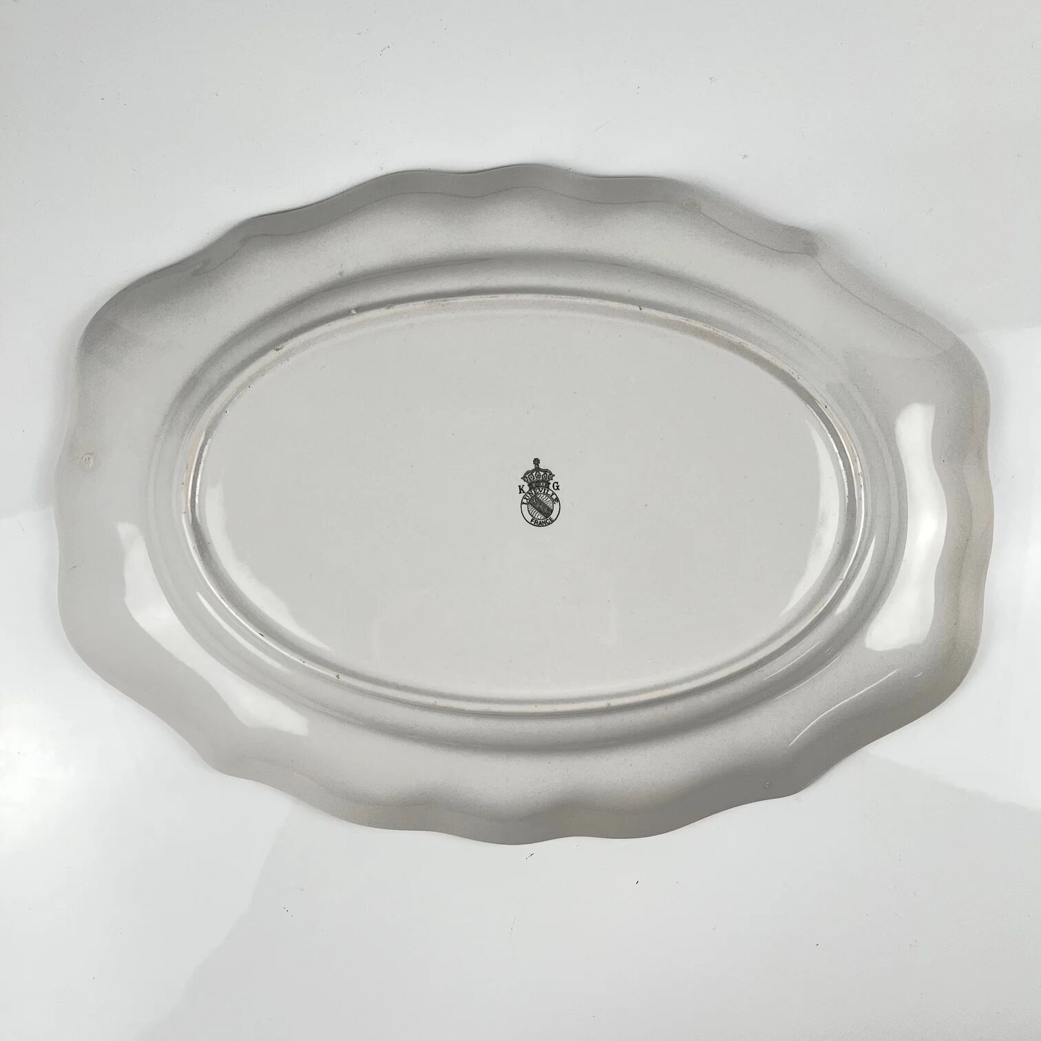 Oval flat dish with flat ends, Réverbère model by KG Lunéville, rose pattern.