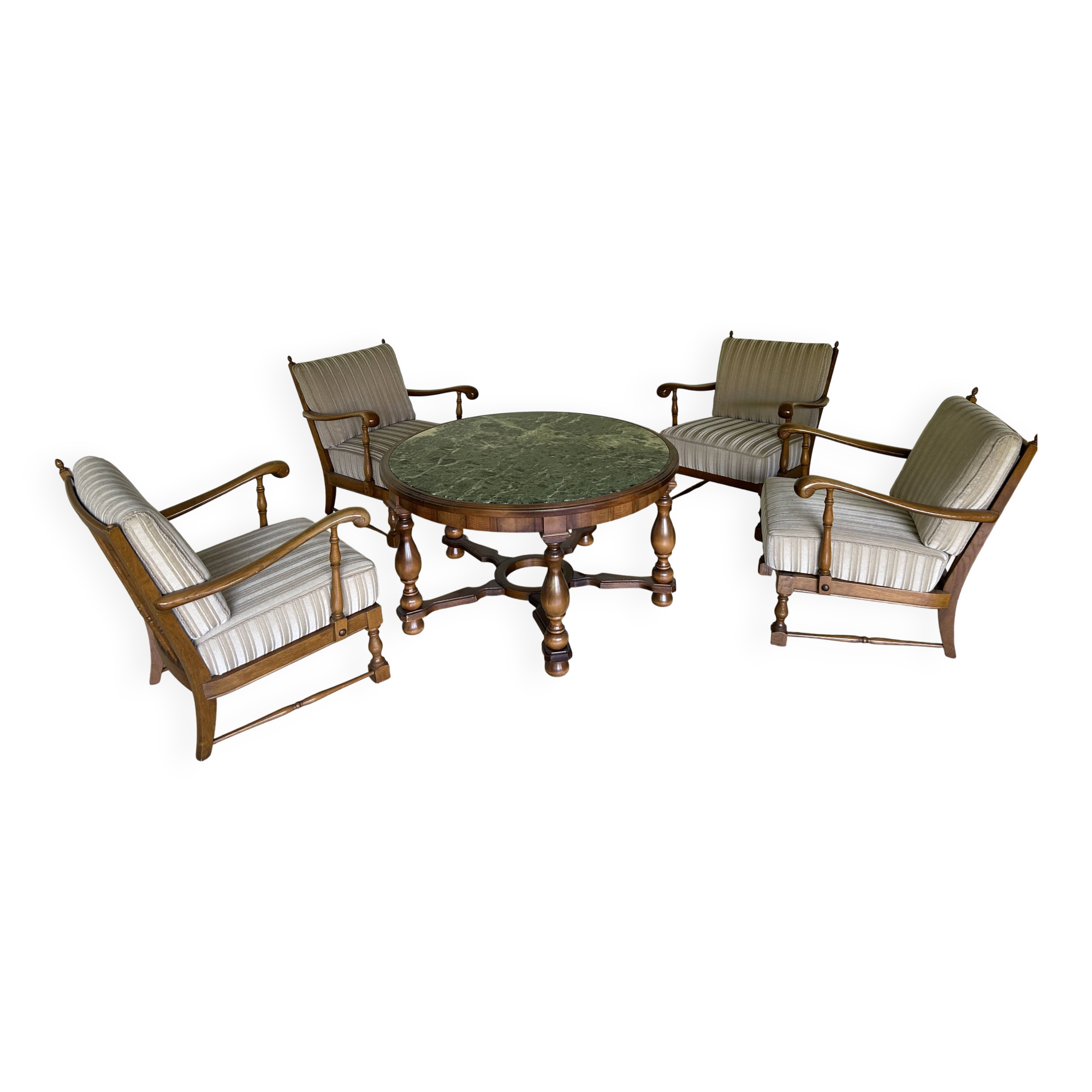 Ensemble de salon vintage avec table basse en marbre vert et quatre fauteuils.
