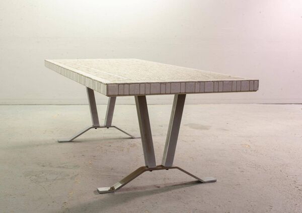 Grande table basse en carreaux de céramique de style Denisco vintage avec base chromée