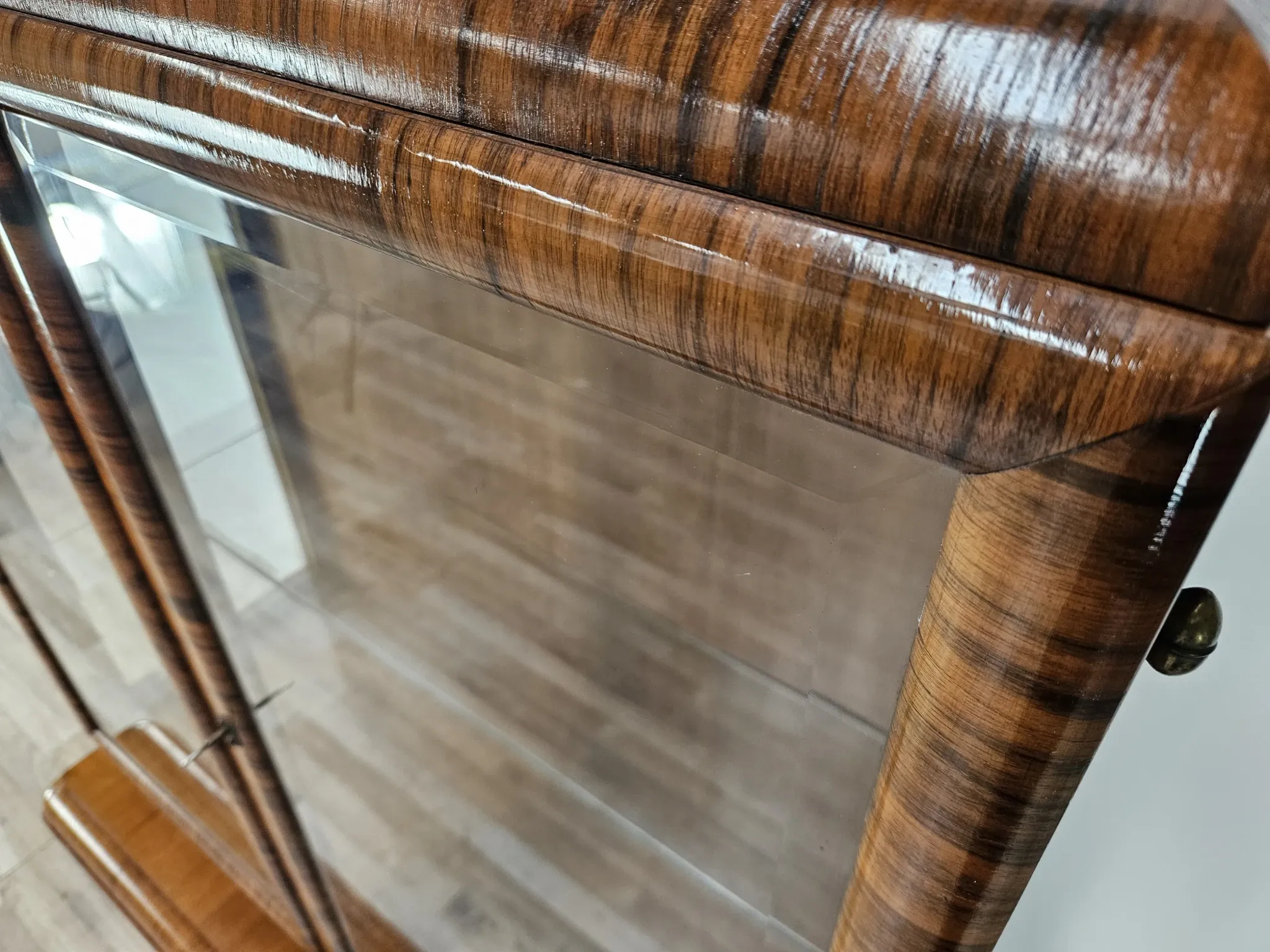 French Art Decò display cabinet from the 1940s in walnut