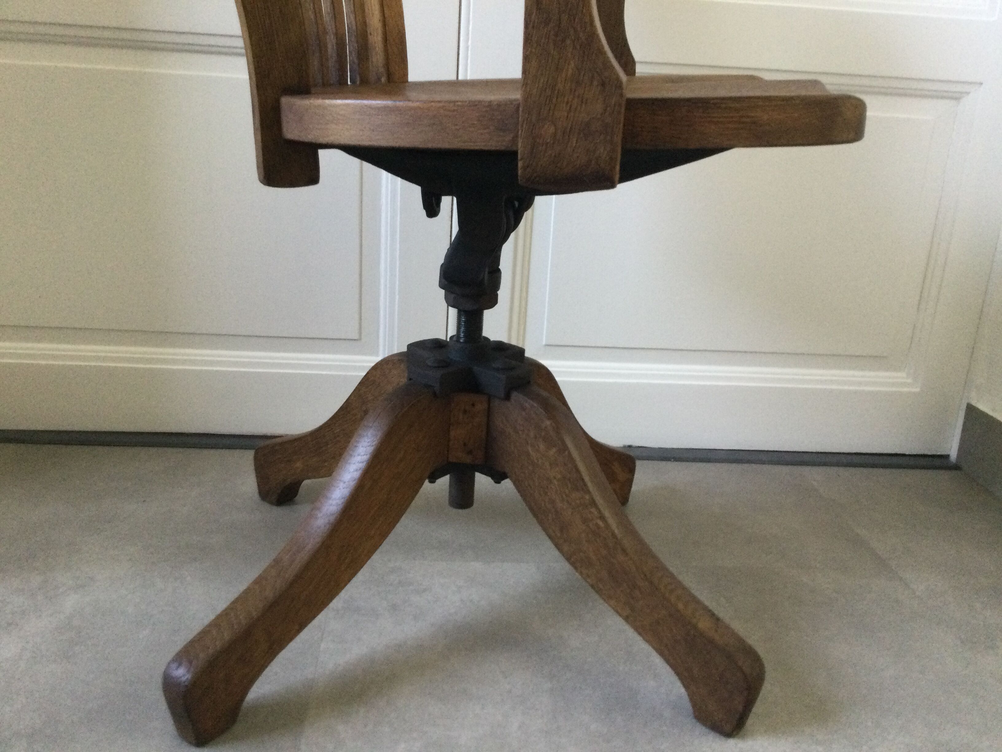 American Swivel and tilting armchair