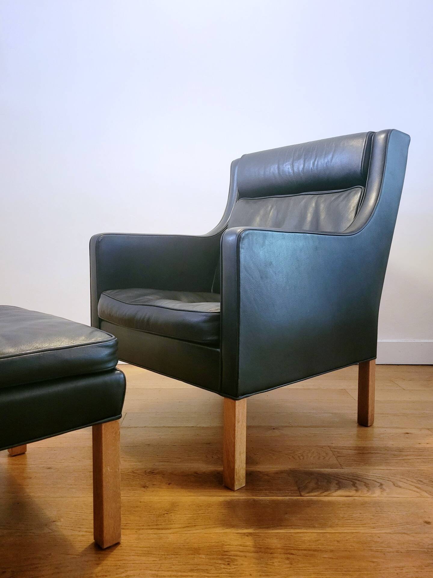 Vintage wingback chair 2431 with ottoman by Børge Mogensen for Fredericia