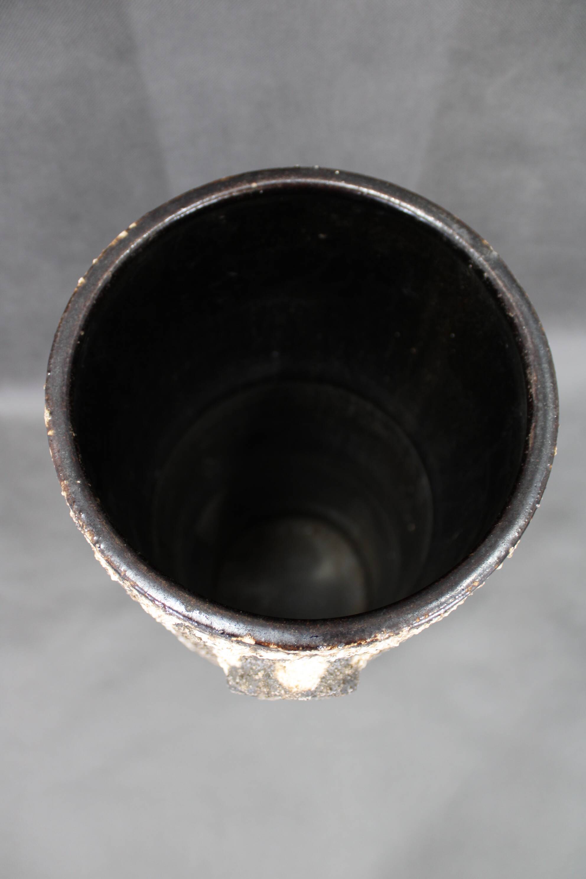 Vase brutaliste européen en céramique à surface texturée imitant la lave, années 1970