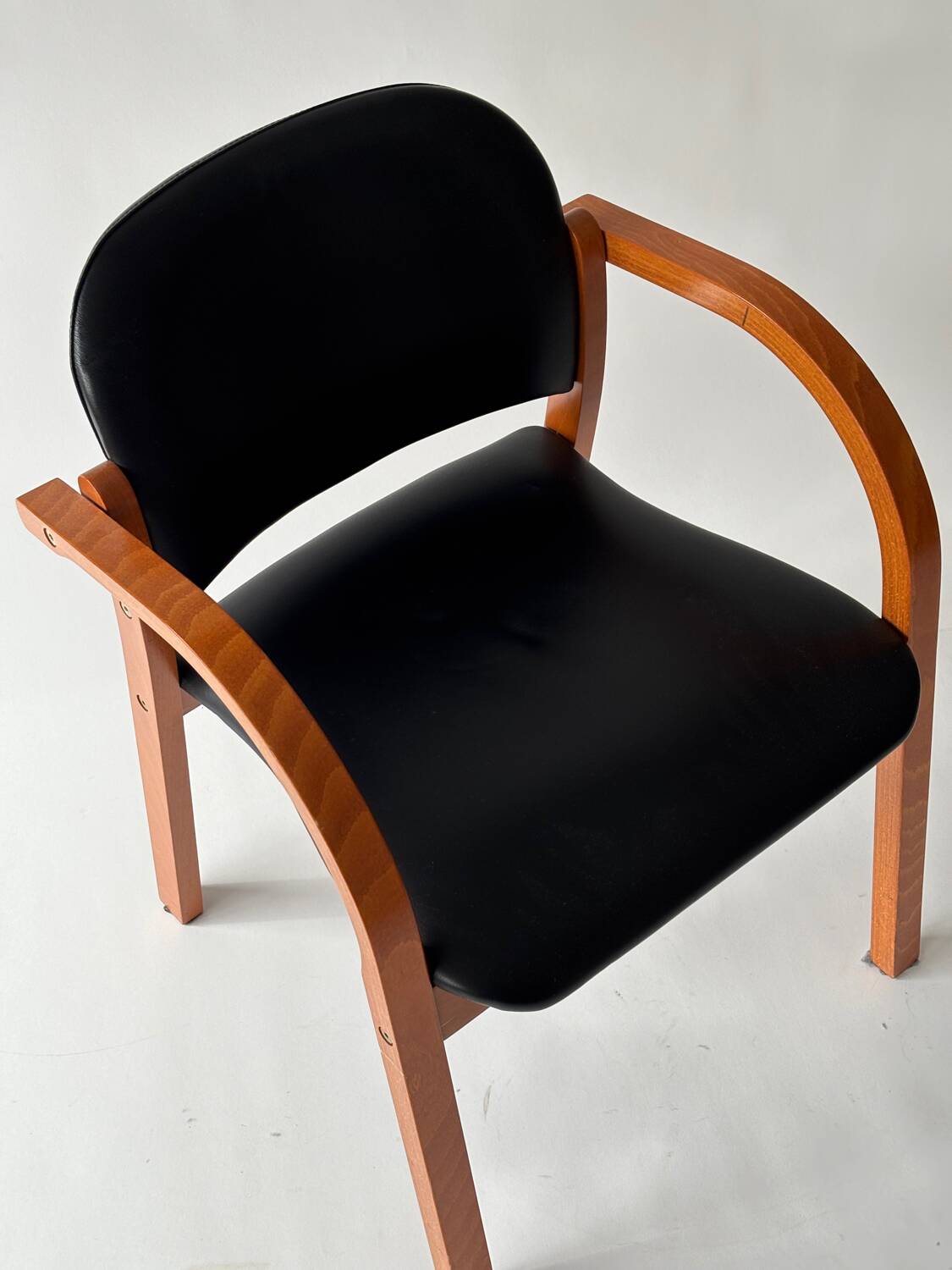 Chaise de bureau bois et Skaï noir 1980