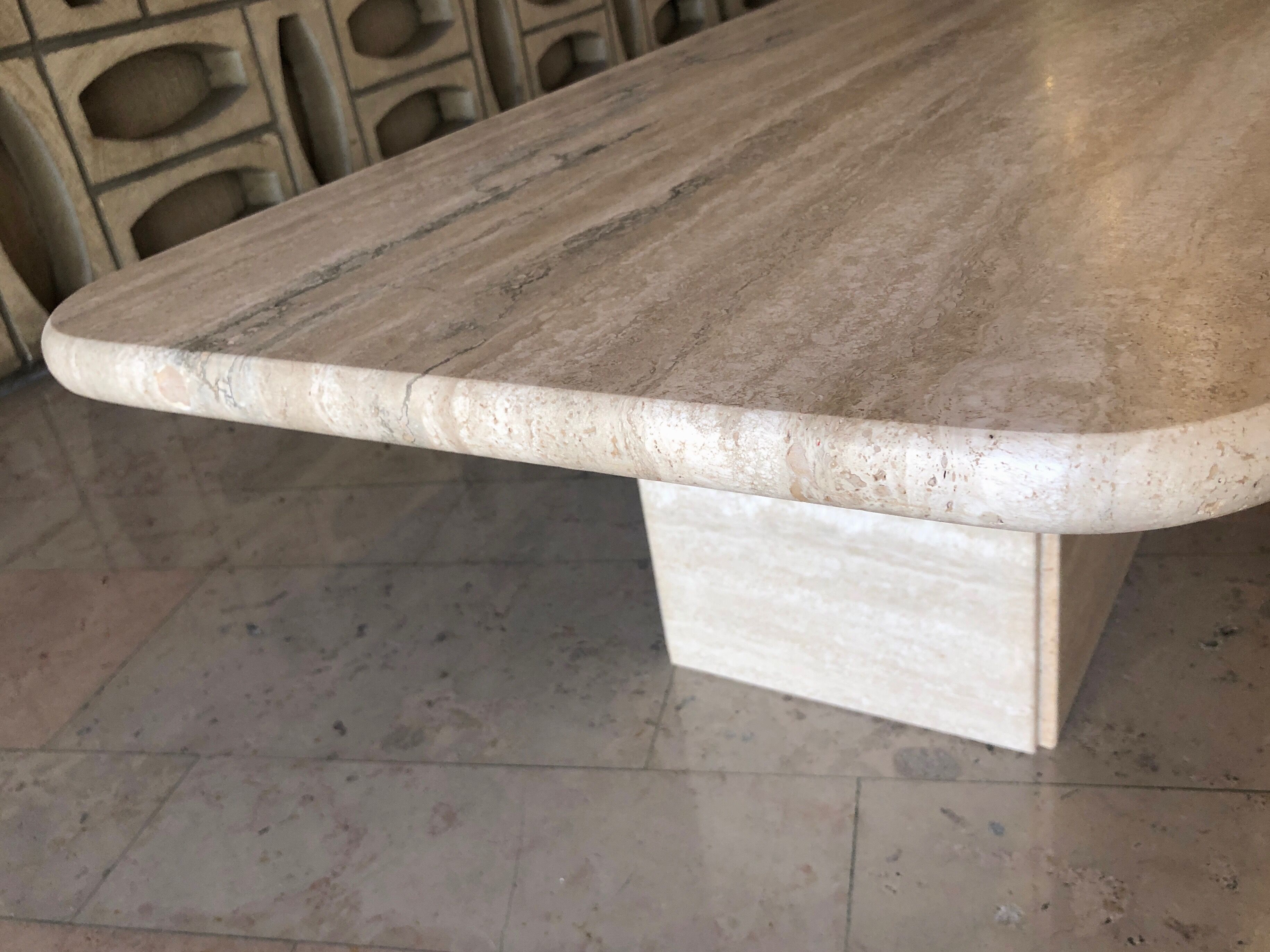 Table en travertin de forme rectangle
