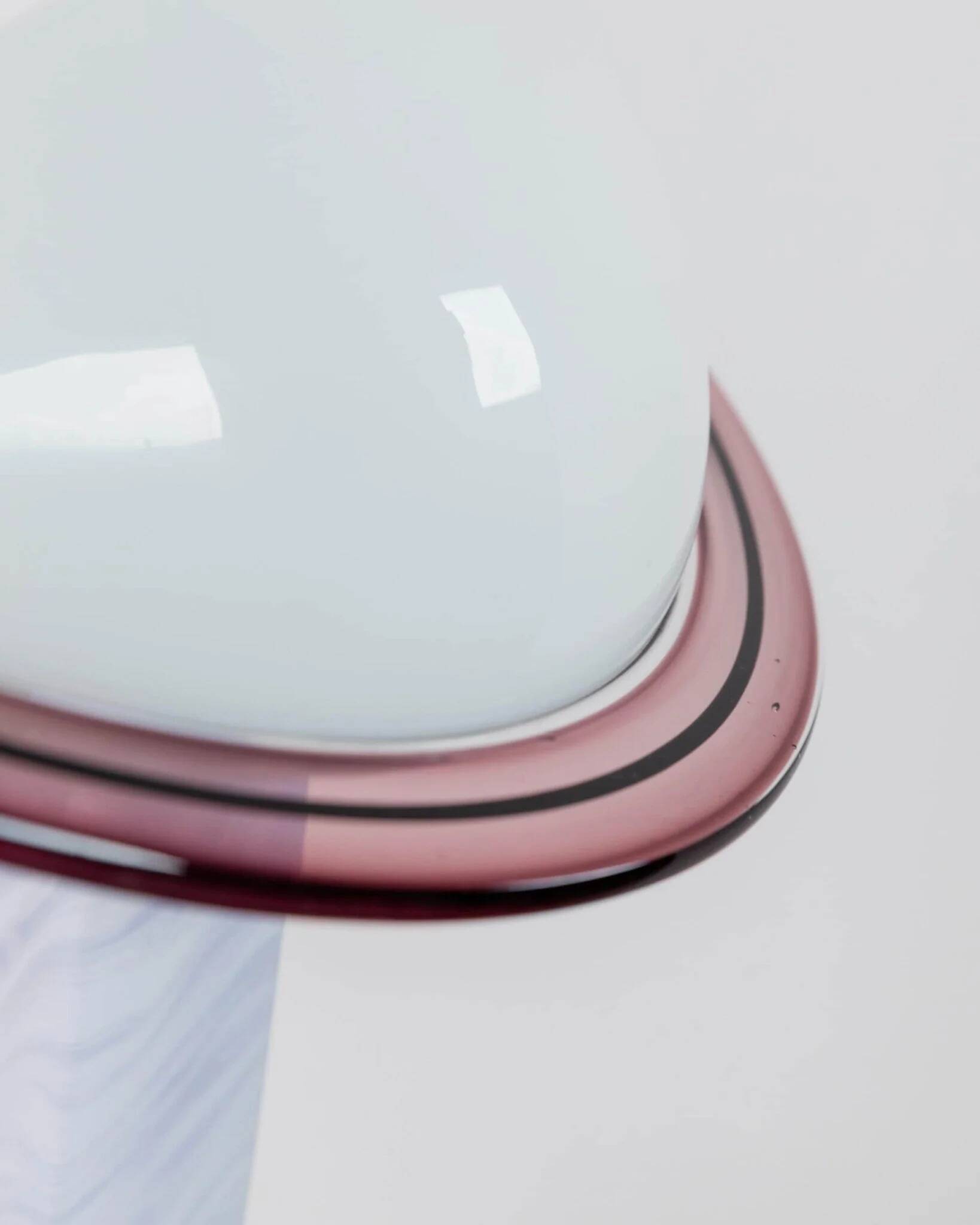 Lampe de table en verre de Murano bleu avec base en métal chrome foncé et abat-jour à rayures de mûre – style Memphis des années 1980, Italie